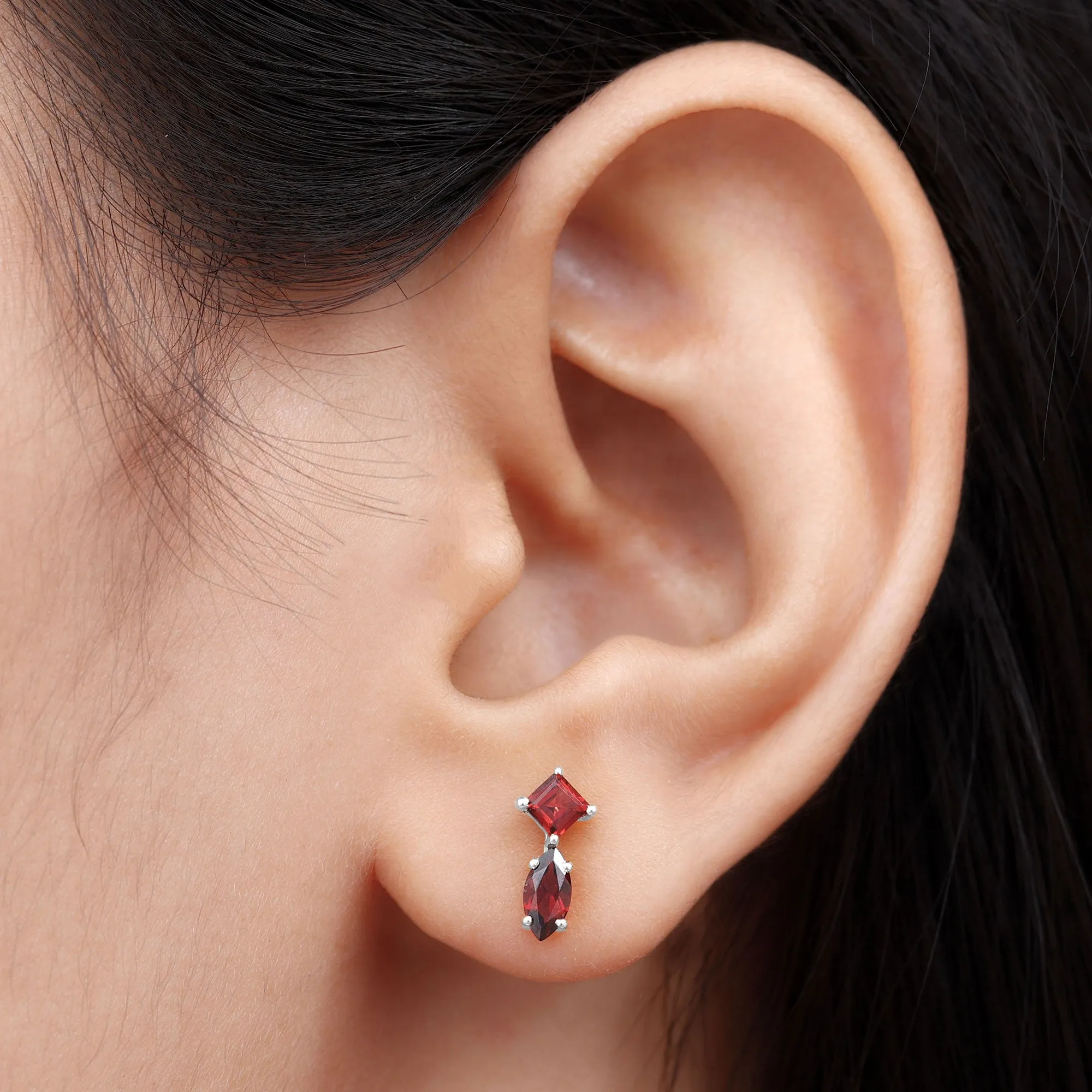 1 CT Garnet Simple Stud Earrings