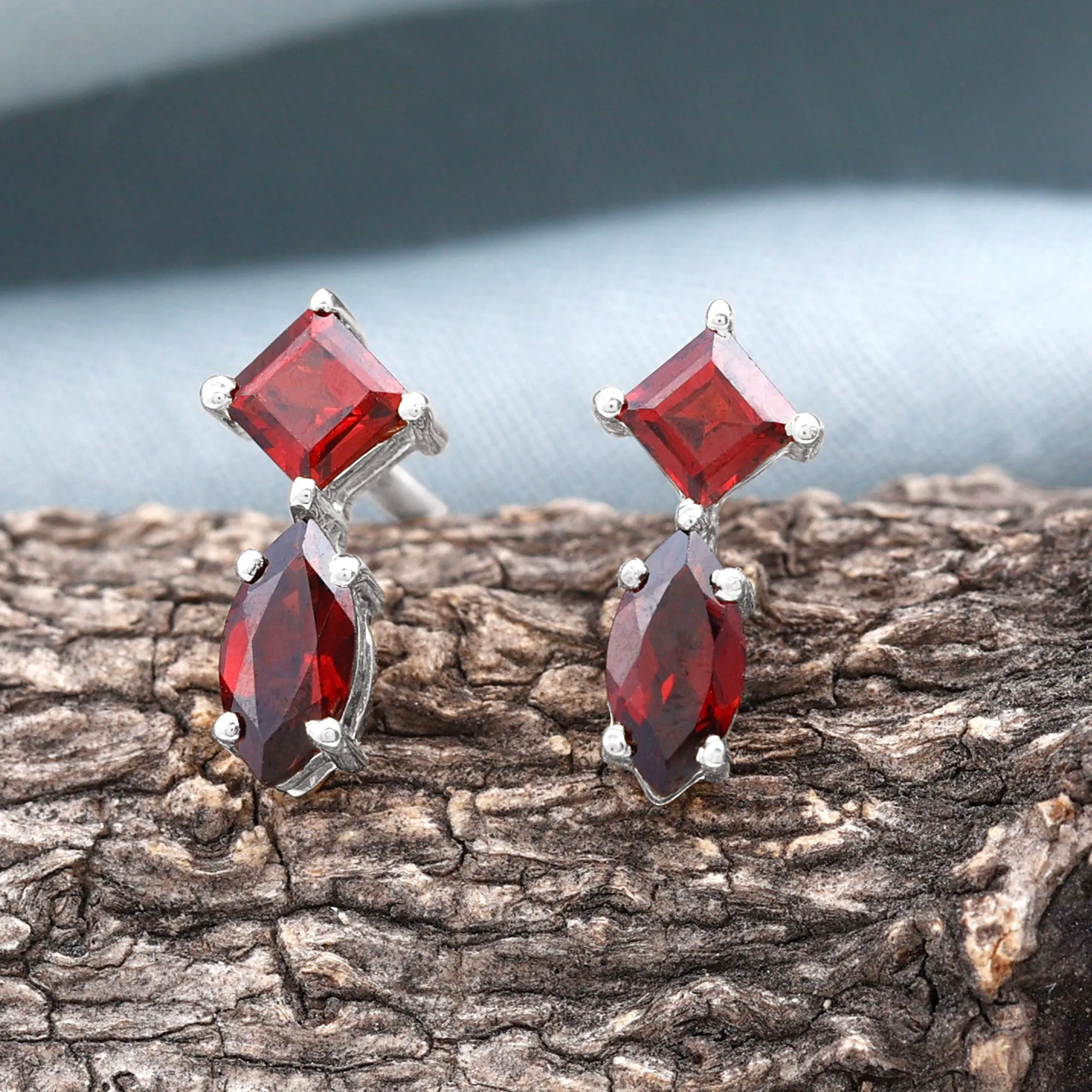 1 CT Garnet Simple Stud Earrings