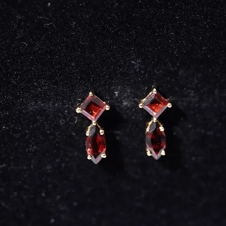 1 CT Garnet Simple Stud Earrings