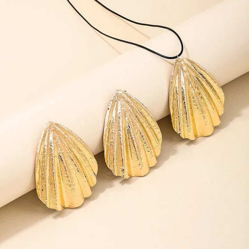 Extravagant Shell Earrings and Necklace Set for Stylish Women - European and American Fashion Statement