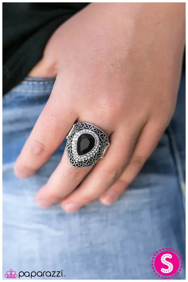 Paparazzi Ring ~ Queen Regnant - Black