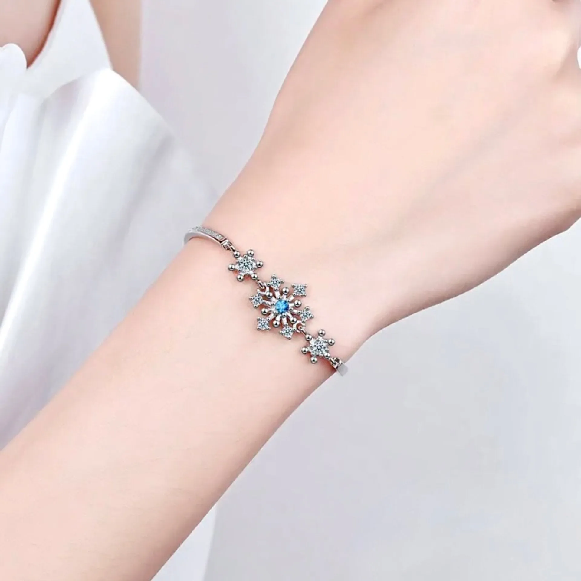 "Minou" - Snowflake Blue Bridal Bracelet