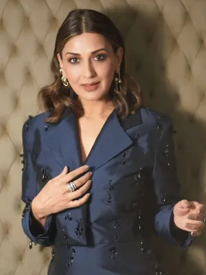 Sonali Bendre In High Quality Interwoven Geometric White Zircon Ring